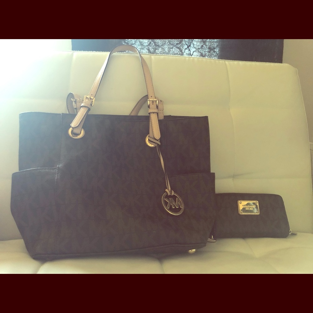 MICHAEL KORS Logo Continental Wristlet & Tote